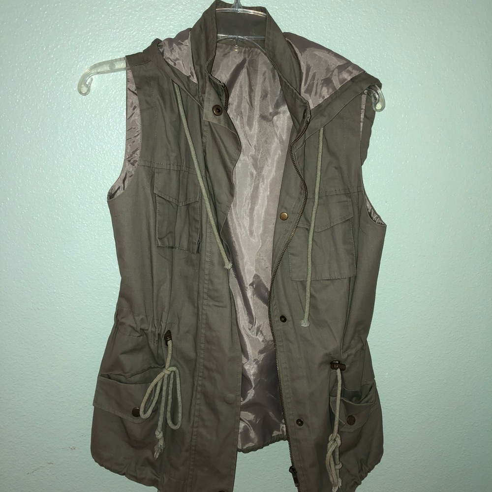 Women’s khaki utility vest.